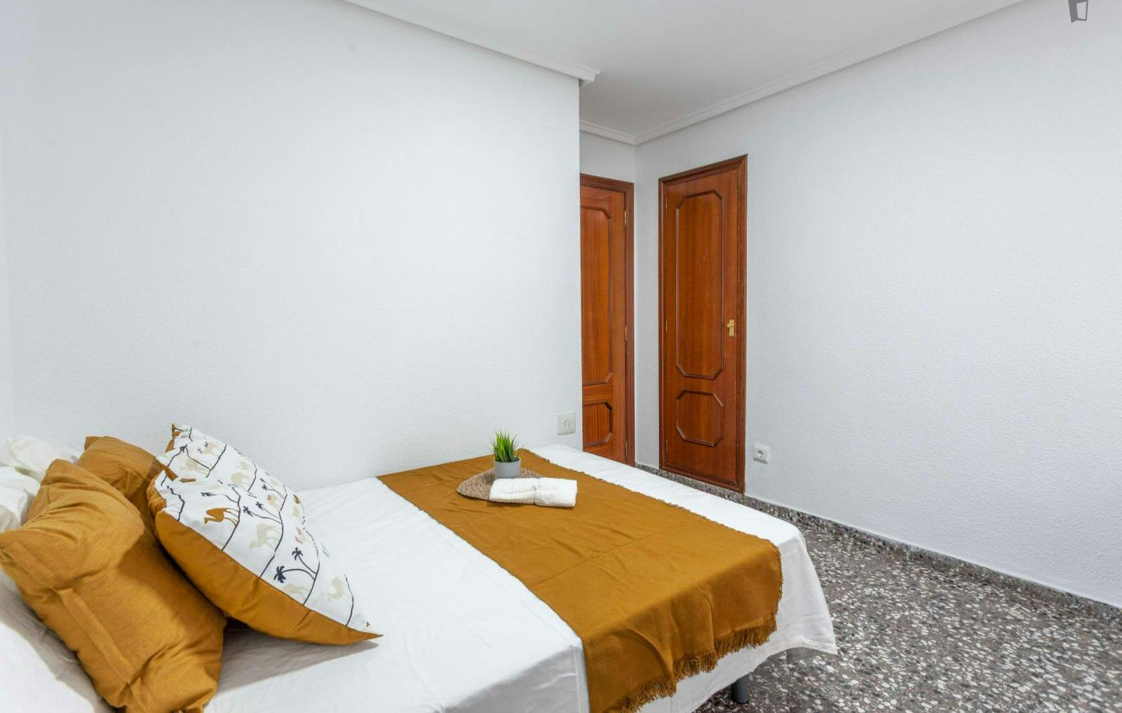 Quiet double bedroom in a 5-Bedroom apartment in Patraix