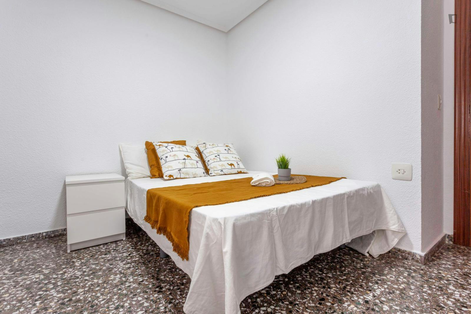 Quiet double bedroom in a 5-Bedroom apartment in Patraix
