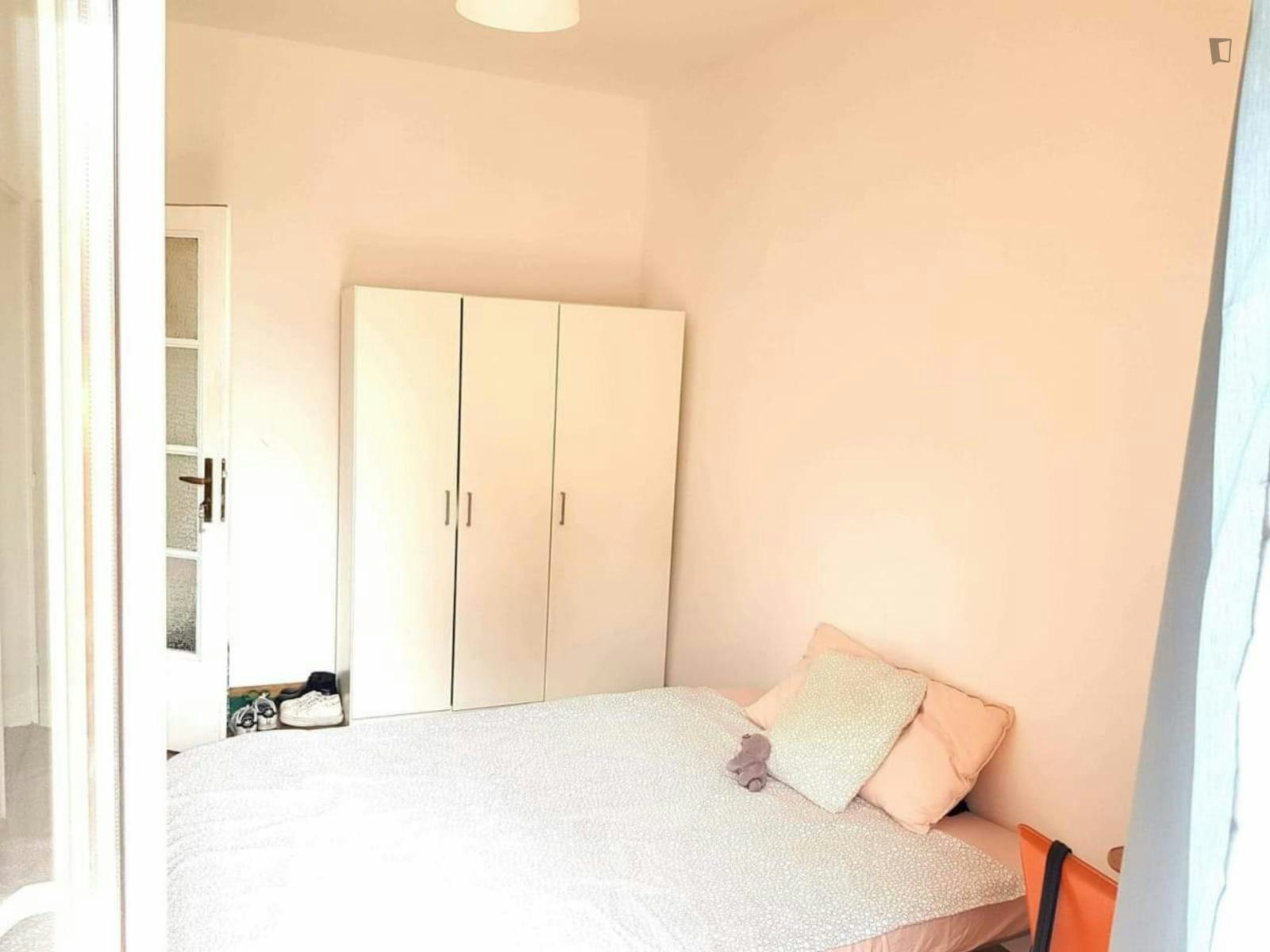 Nice double bedroom with balcony in a 3-bedroom apartment, in Kazimierz
