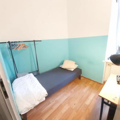 Nice single bedroom in a 4-Bedroom apartment, close to Uniwersytet Jagielloński