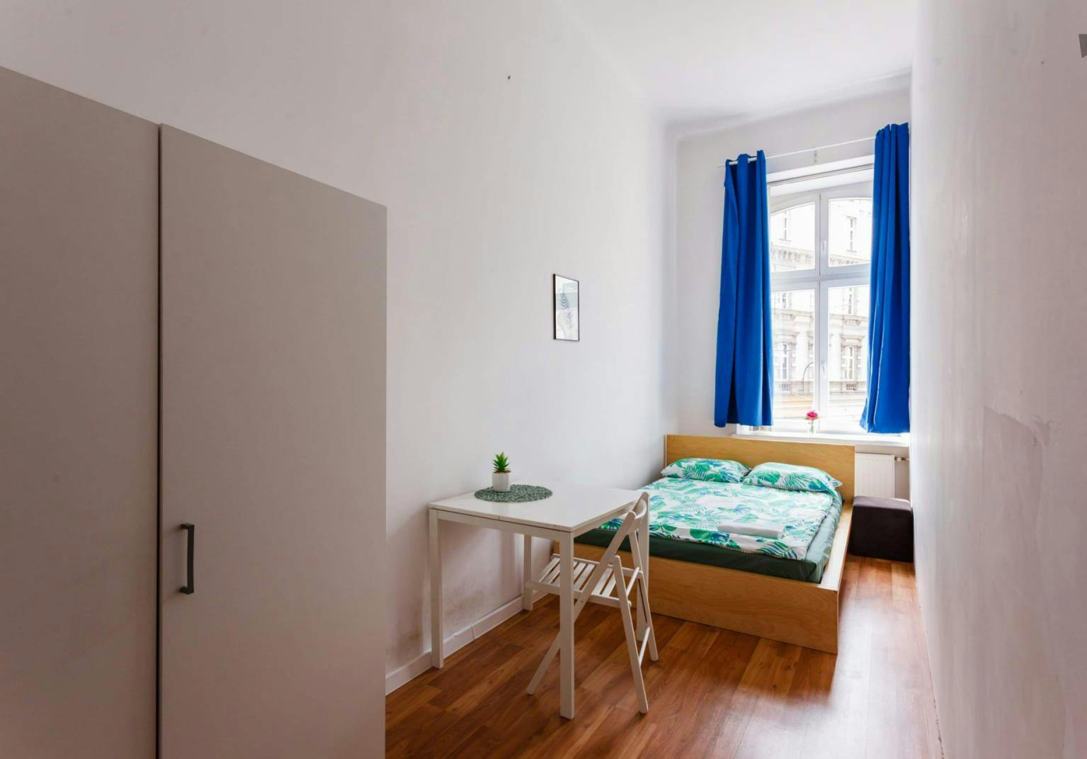 Bright double bedroom in a 4-Bedroom apartment near Stare Miasto