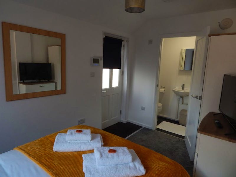 Modern ensuite rooms with parking and popular location 