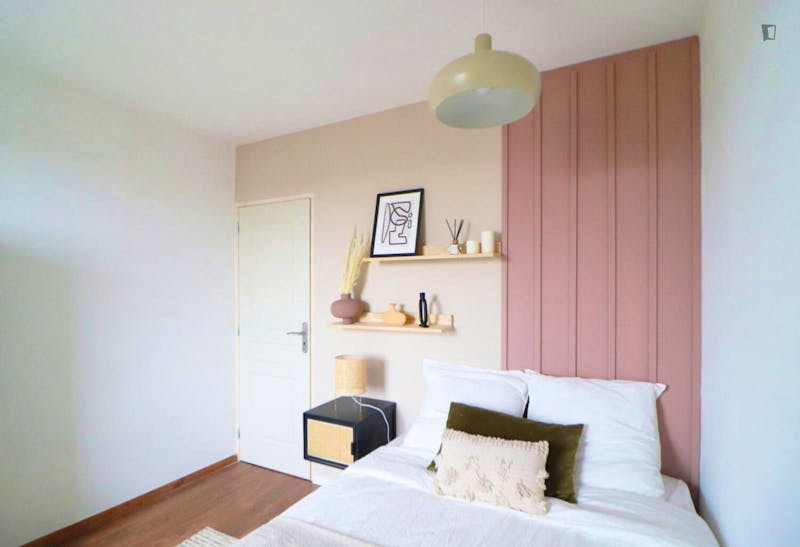Bright double bedroom in a 4-bedroom apartment, next to Lille Grand Palais