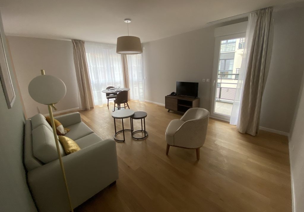 Two bedroom apartment in Issy les Moulineaux