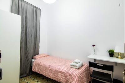 Cosy single bedroom in a modern flat with balcony, close to Collblanc metro station  - Gallery -  1