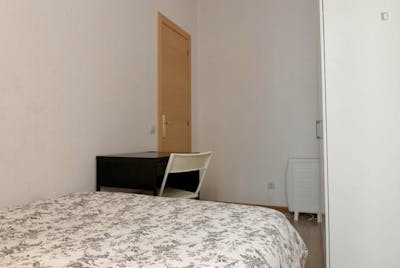 Double bedroom in 8-room apartment at the edge of Trafalgar neighbourhood  - Gallery -  3