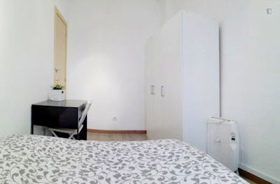 Double bedroom in 8-room apartment at the edge of Trafalgar neighbourhood  - Gallery -  1
