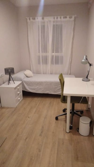 Single bedroom in a 4-bedroom apartment near Puente de Triana  - Gallery -  2