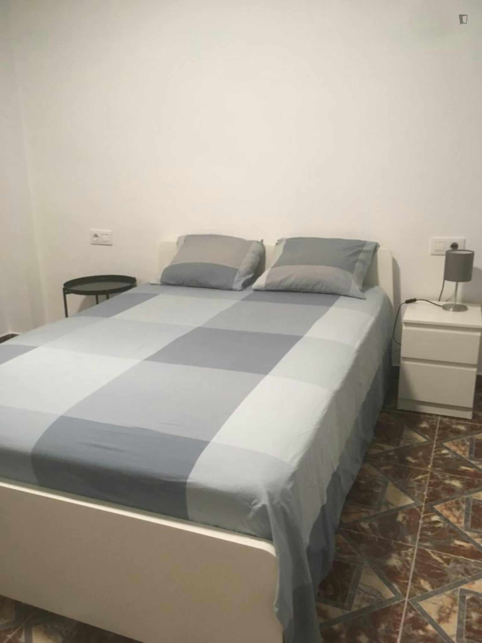 Stunning double bedroom in a 4-bedroom flat close to Puerta de Purchena