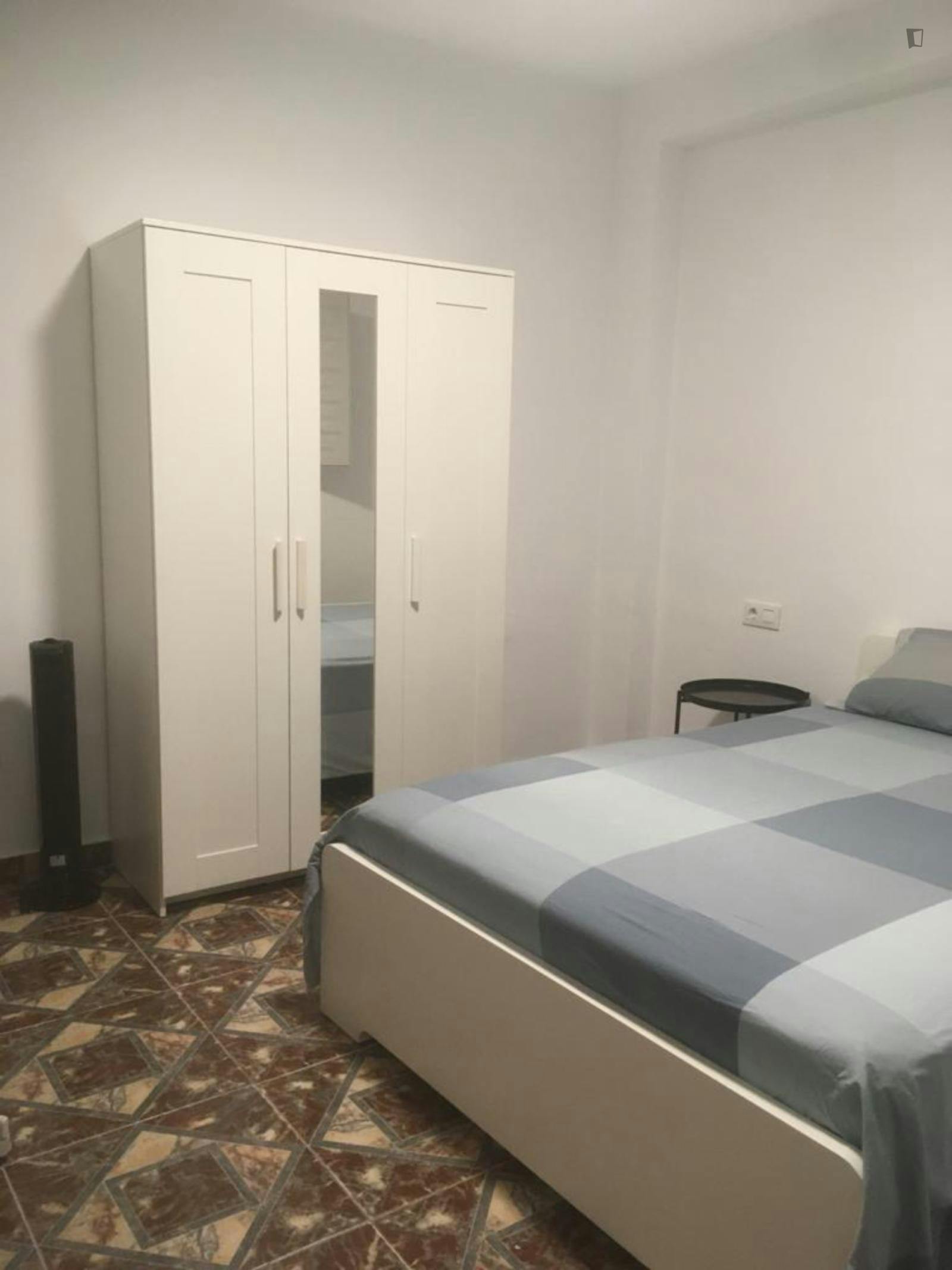 Stunning double bedroom in a 4-bedroom flat close to Puerta de Purchena