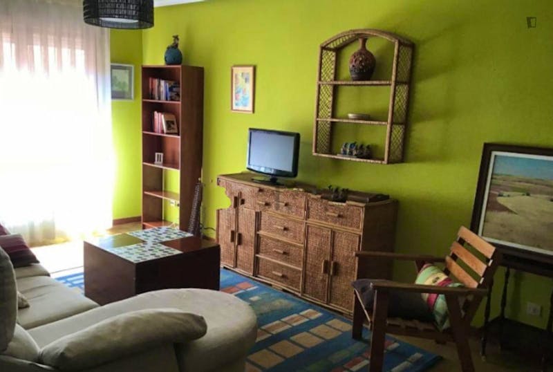 Comfy room in  spacious apartment with all amenities, close to bus station and shopping center.