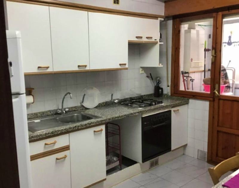 Comfy room in  spacious apartment with all amenities, close to bus station and shopping center.