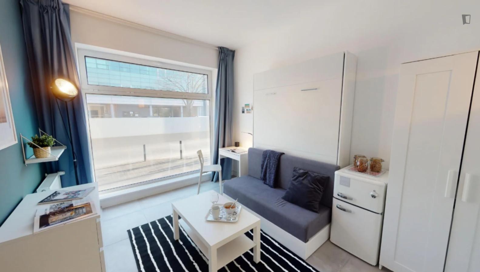 Stylish double ensuite bedroom in a 16-bedroom apartment close to Place Ravezies