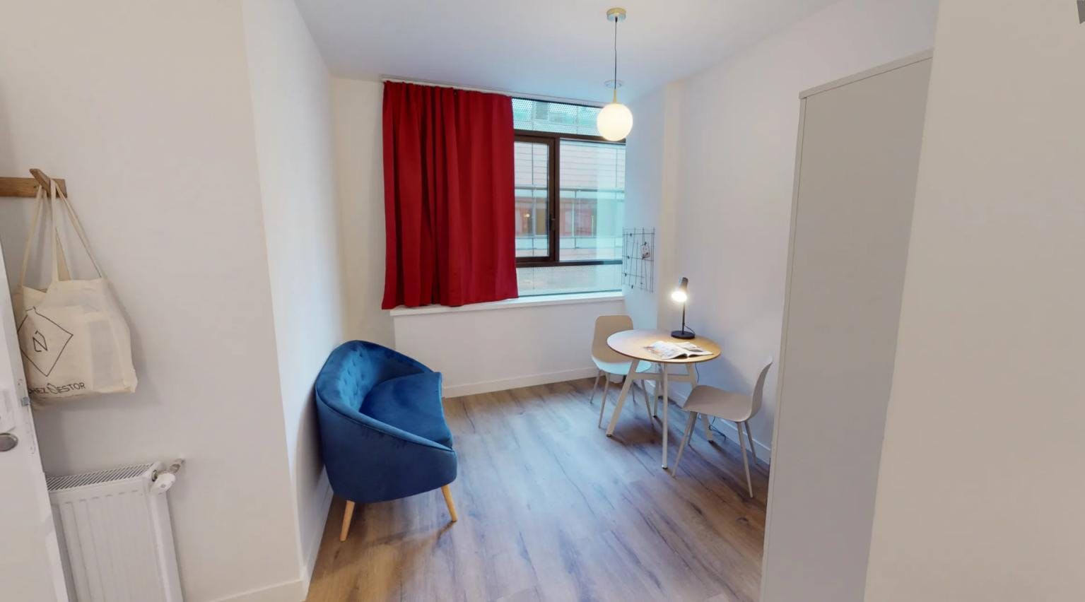Inviting double ensuite in a 12-bedroom apartment not far from Parc des Bruyères