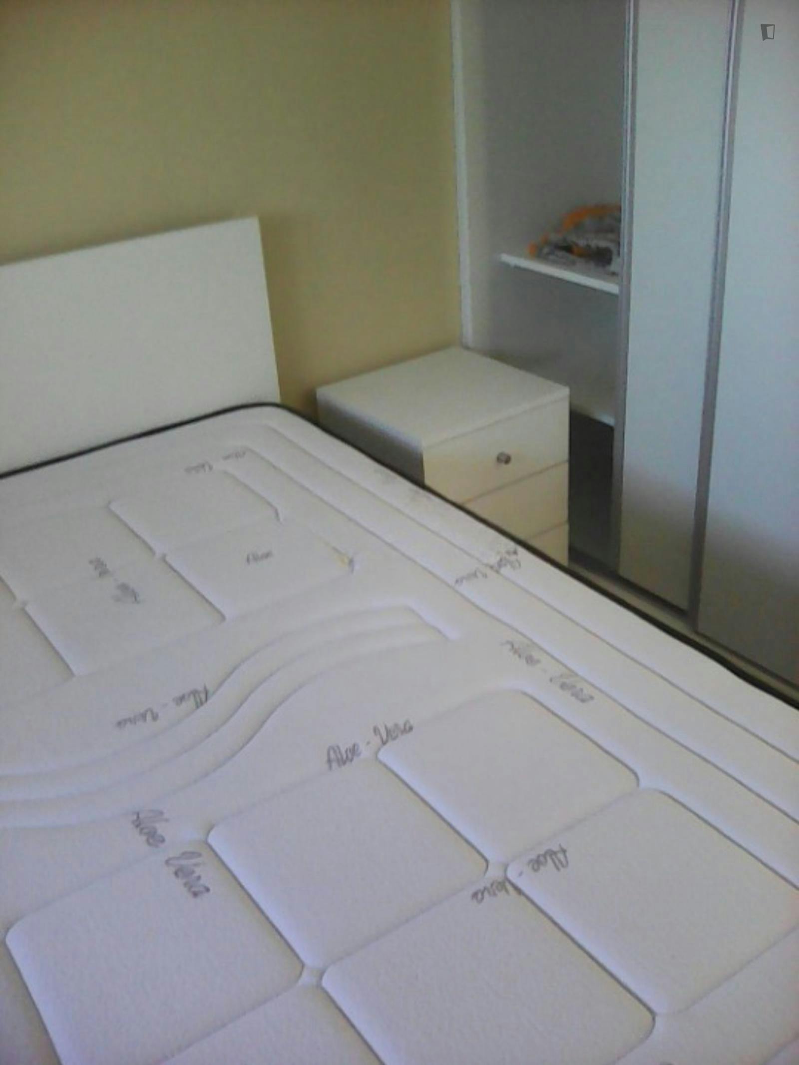 Cosy double bedroom in a 4-bedroom apartment near ESTG