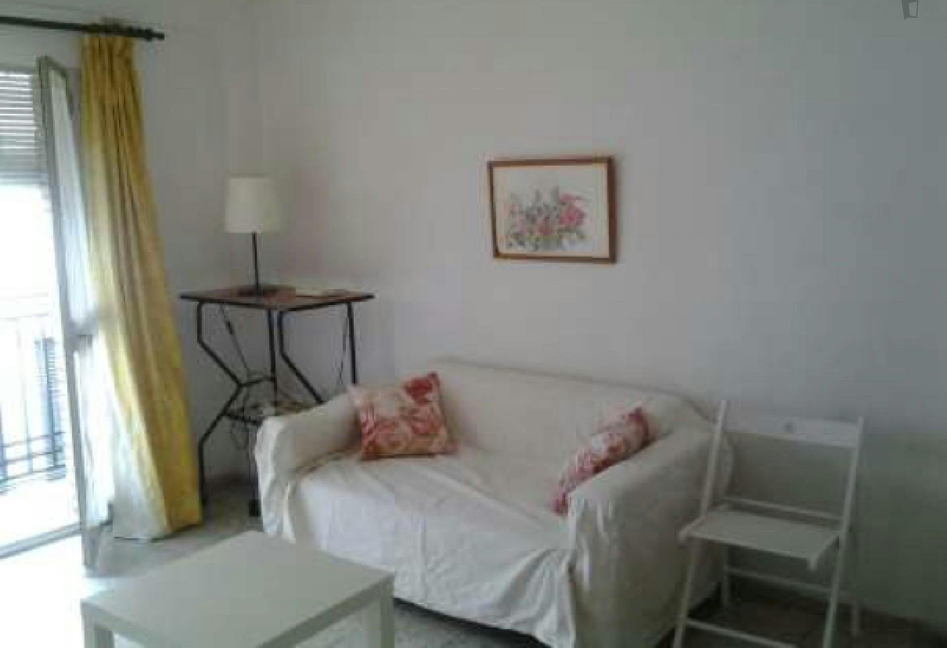 Neat single bedroom in 3-bedroom flat near Facultad Bellas Artes