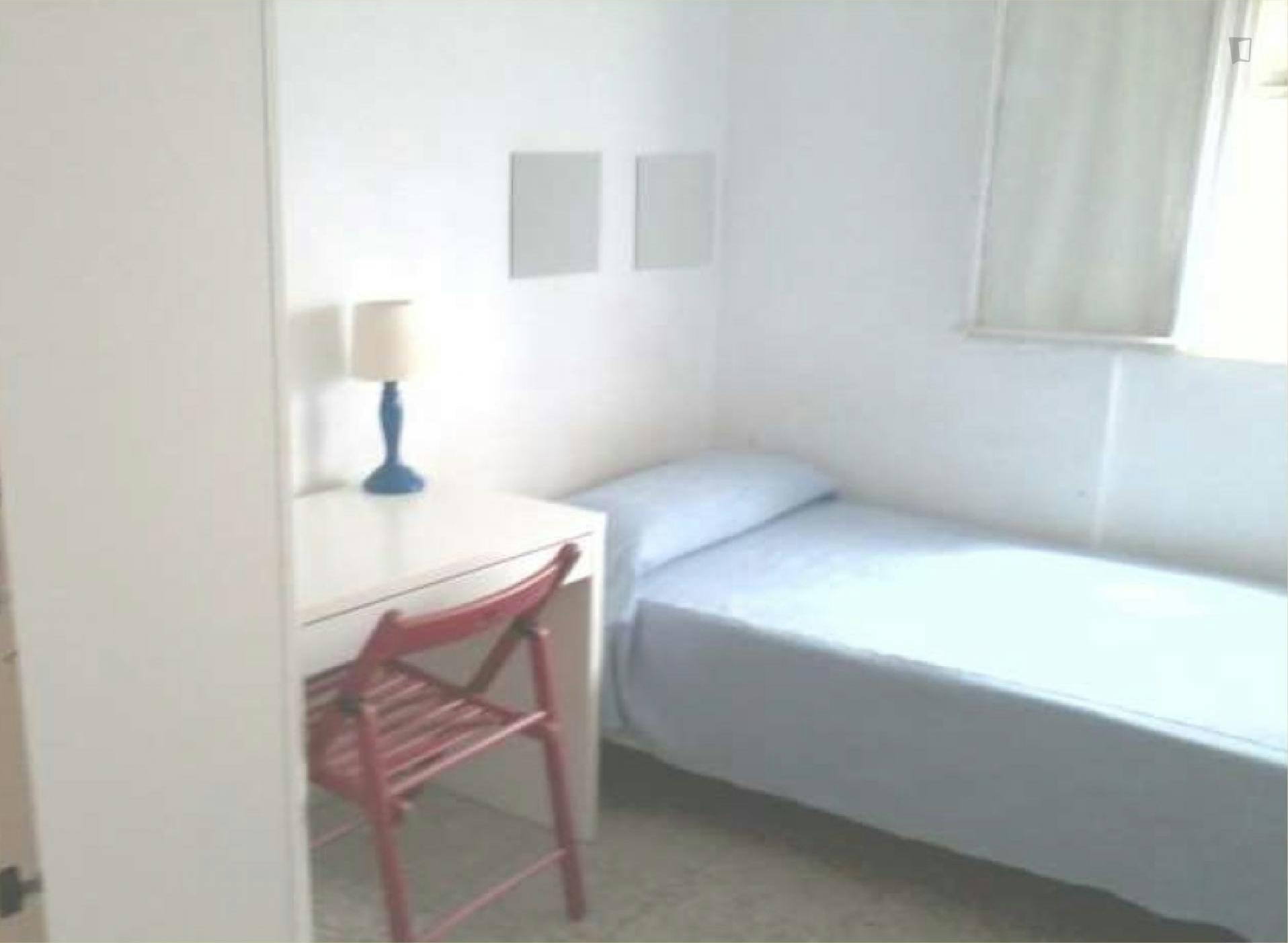 Neat single bedroom in 3-bedroom flat near Facultad Bellas Artes