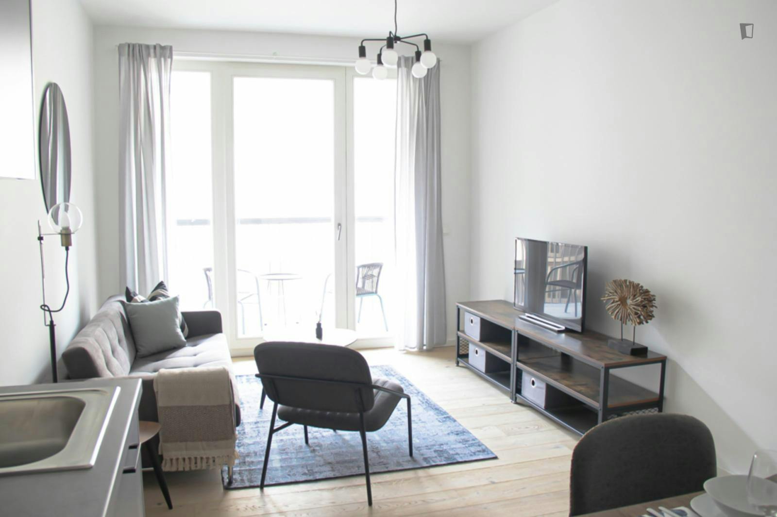 Bright 1-bedroom apartment close to Bornholmer Straße metro station