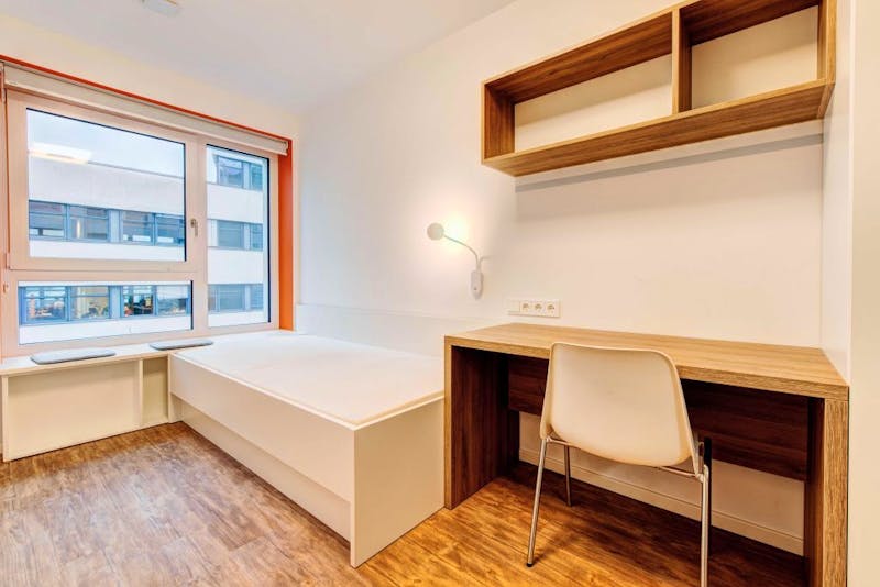 STUDENTS ONLY - Fully furnished private room in a 4 people shared apartment