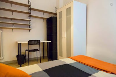 Double bedroom in a 6-bedroom apartment near Passeig de Gràcia metro station  - Gallery -  2
