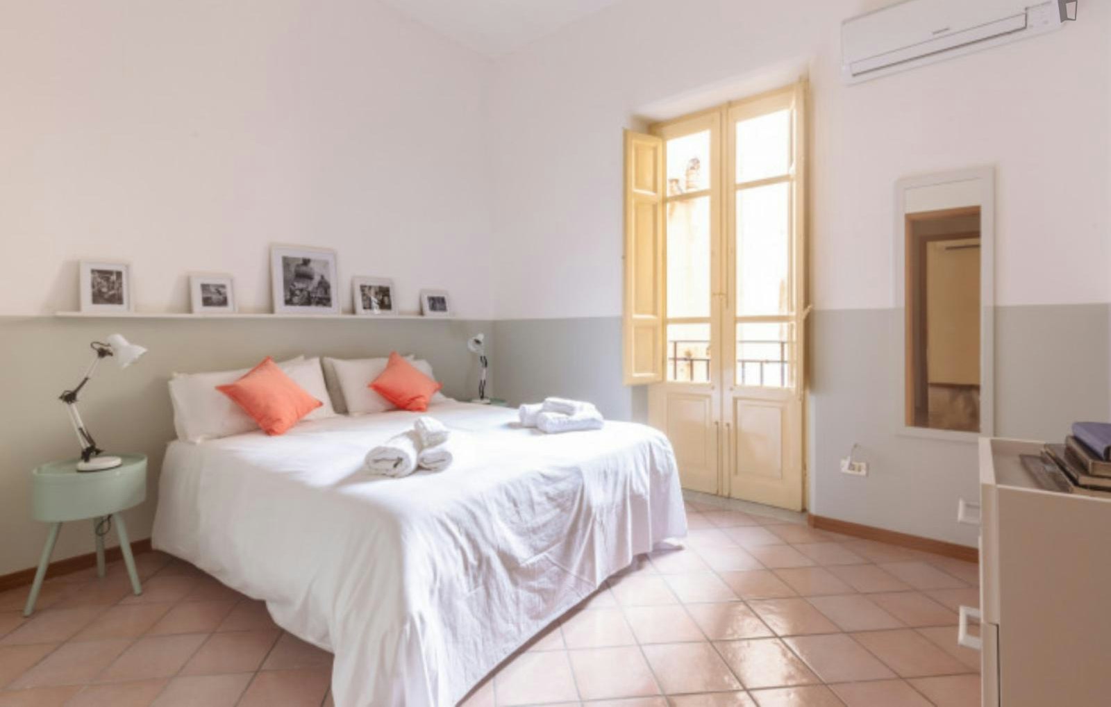 Lovely 1-bedroom apartment very close to the Piazza Politeama