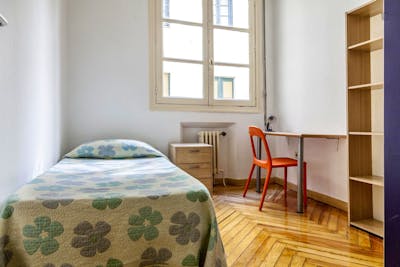 Single bedroom in well-located 9-bedroom in the south of Malasaña  - Gallery -  1