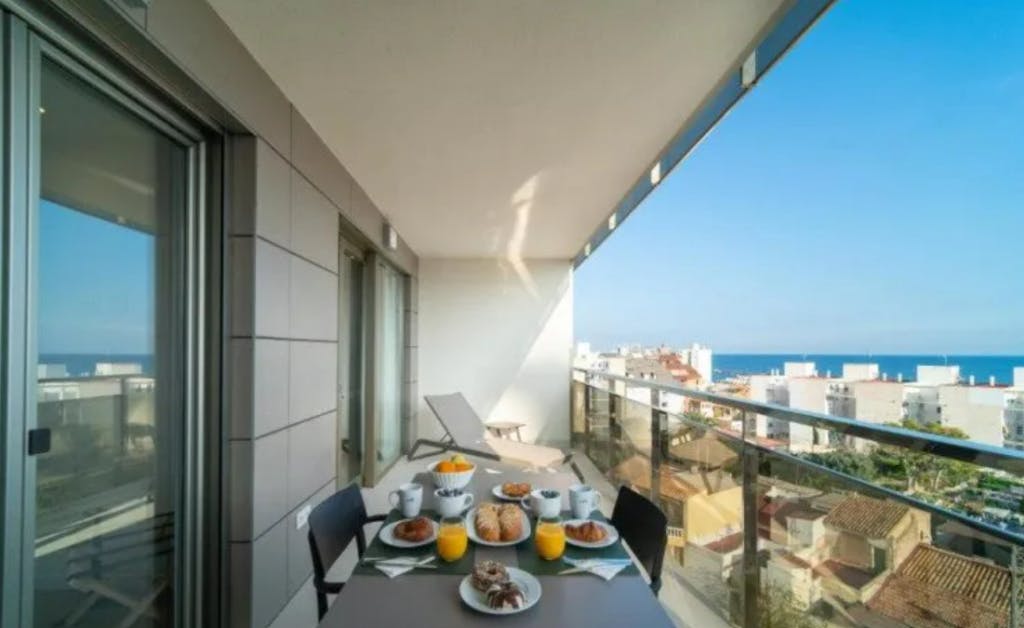Spacious apartment located 250 meters from the beach of Carrer La Mar