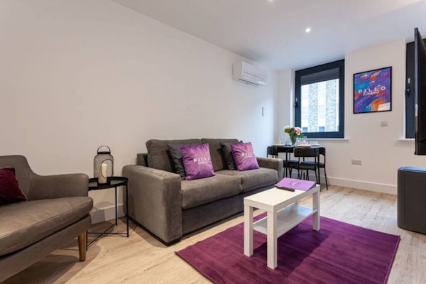 Modern, Luxury One Bedroom Apartment in Manchester, Sleeps 4