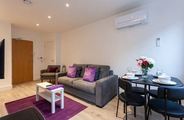 Modern, Luxury One Bedroom Apartment in Manchester, Sleeps 4