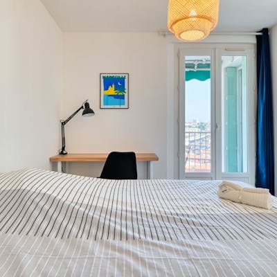 Private room in beautiful shared apartment 9 minutes from the metro