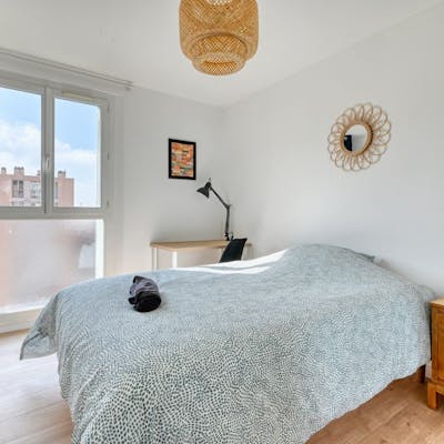 Bright private room in a shared apartment 9 minutes from the metro
