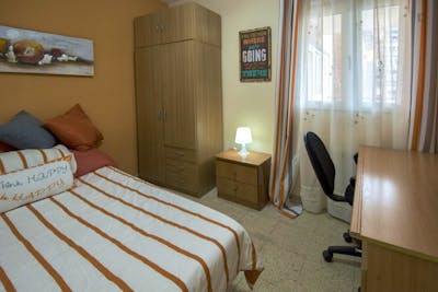 Double bedroom in a 6-bedroom apartment, in Alcalá de Henares  - Gallery -  1