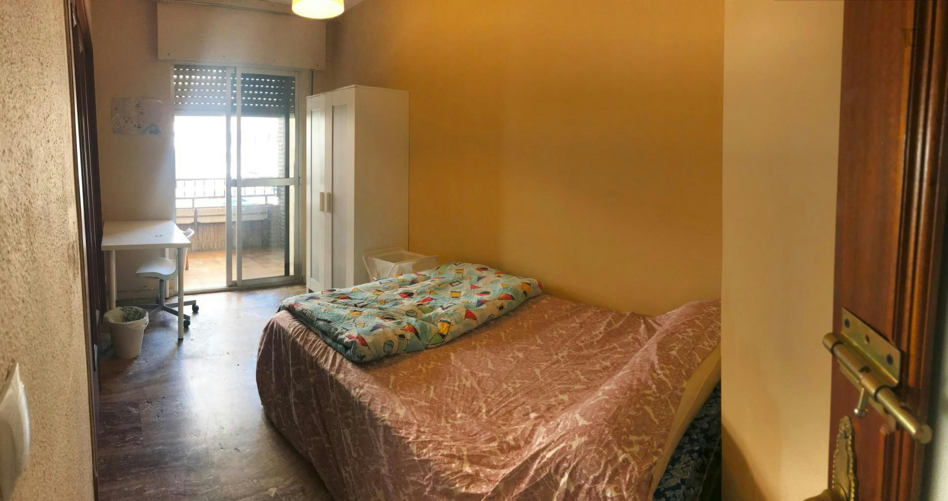Double bedroom with a balcony, near the Patios Cordobeses museum