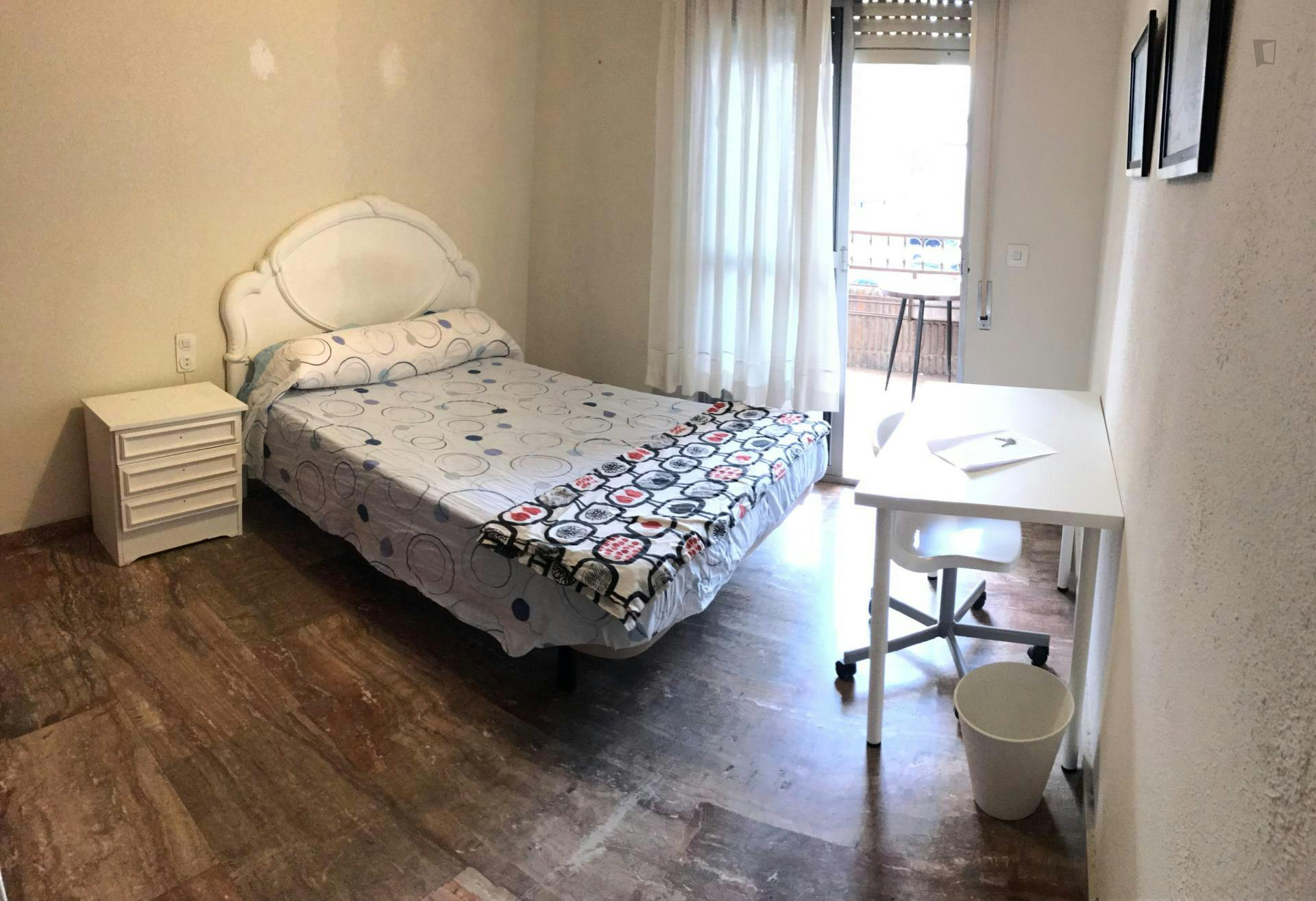 Bright double bedroom in central San Basílio