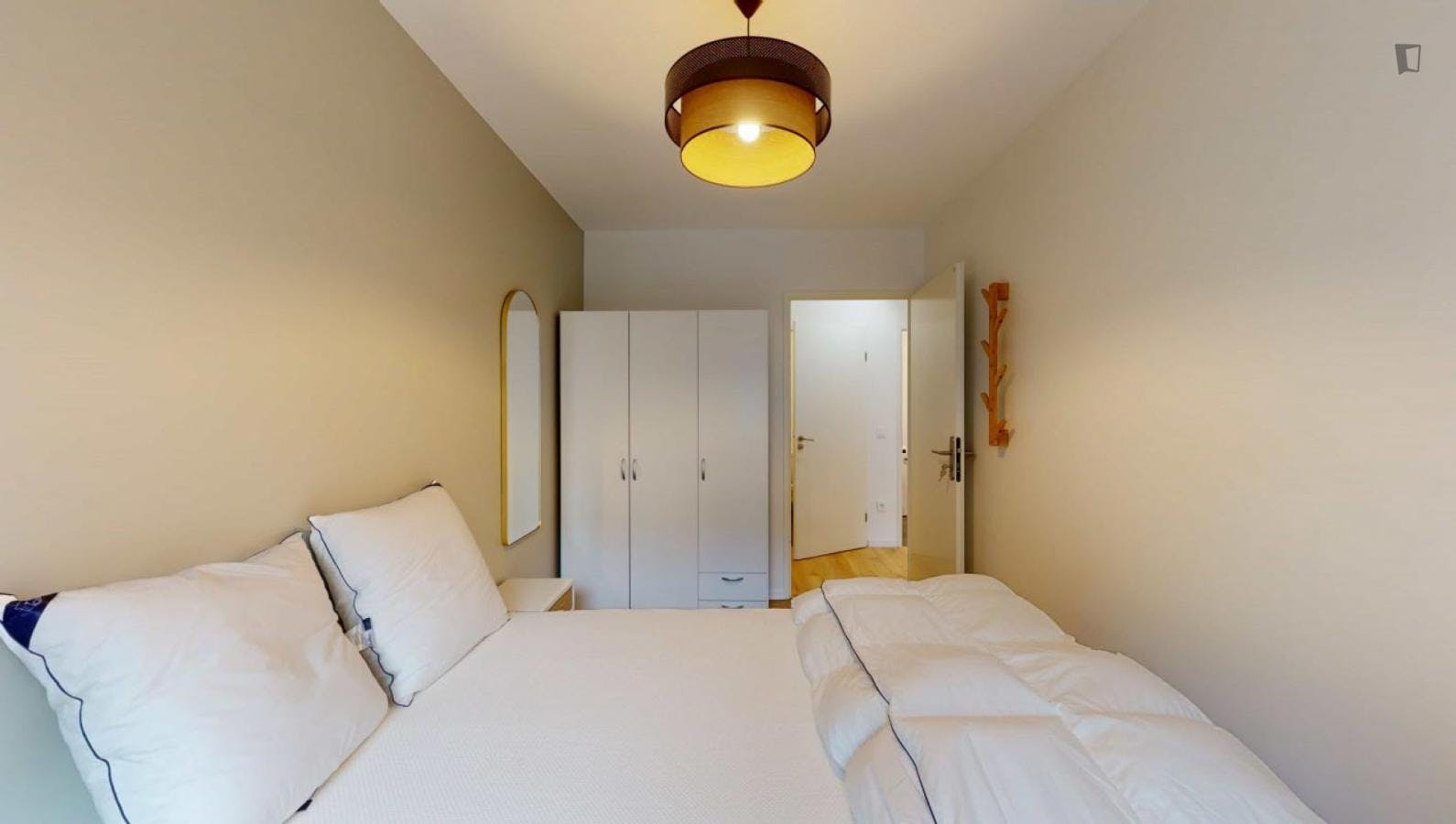 Cosy double bedroom close to Park Bergere