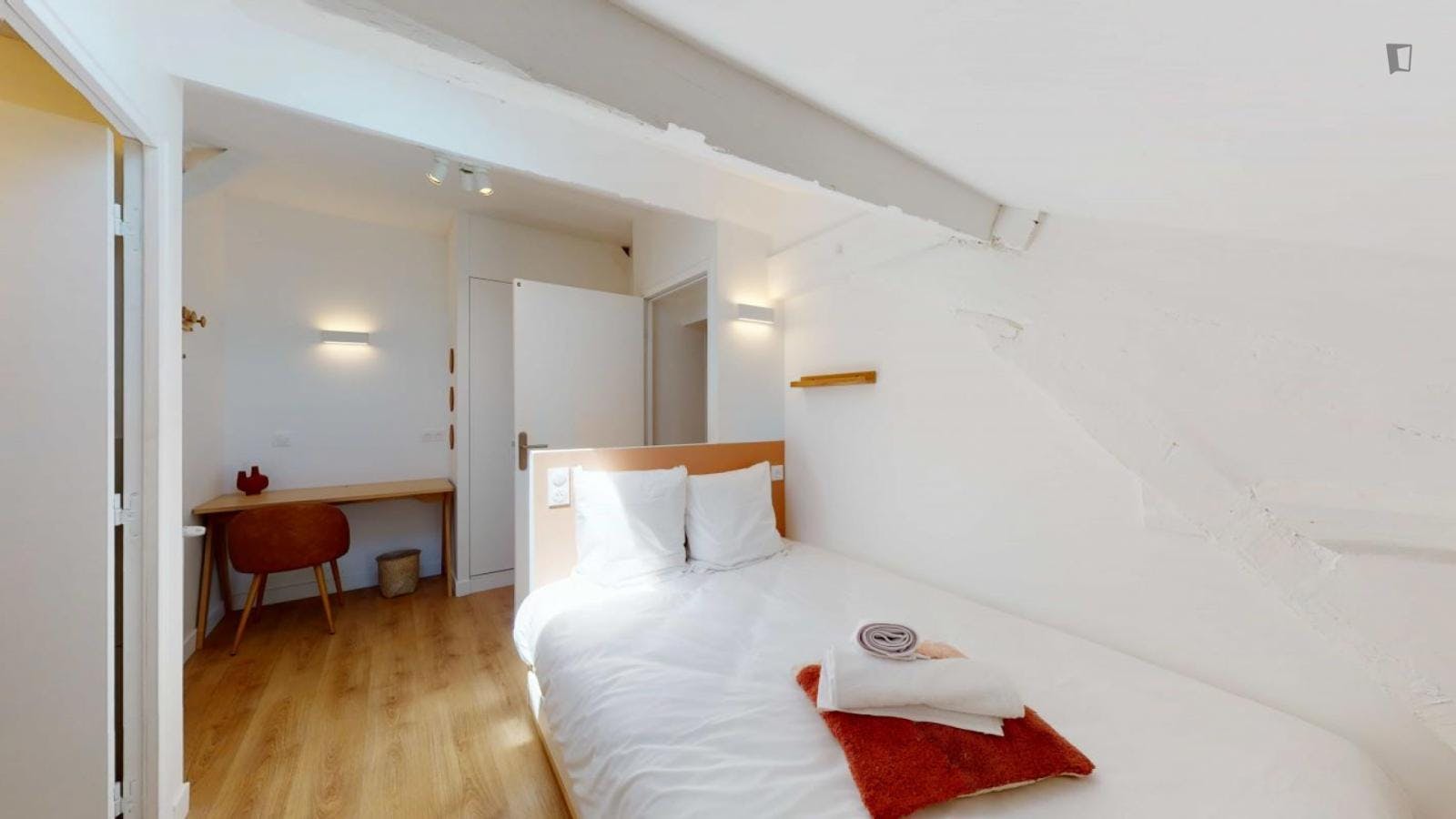 Cosy double ensuite bedroom in Montreuil