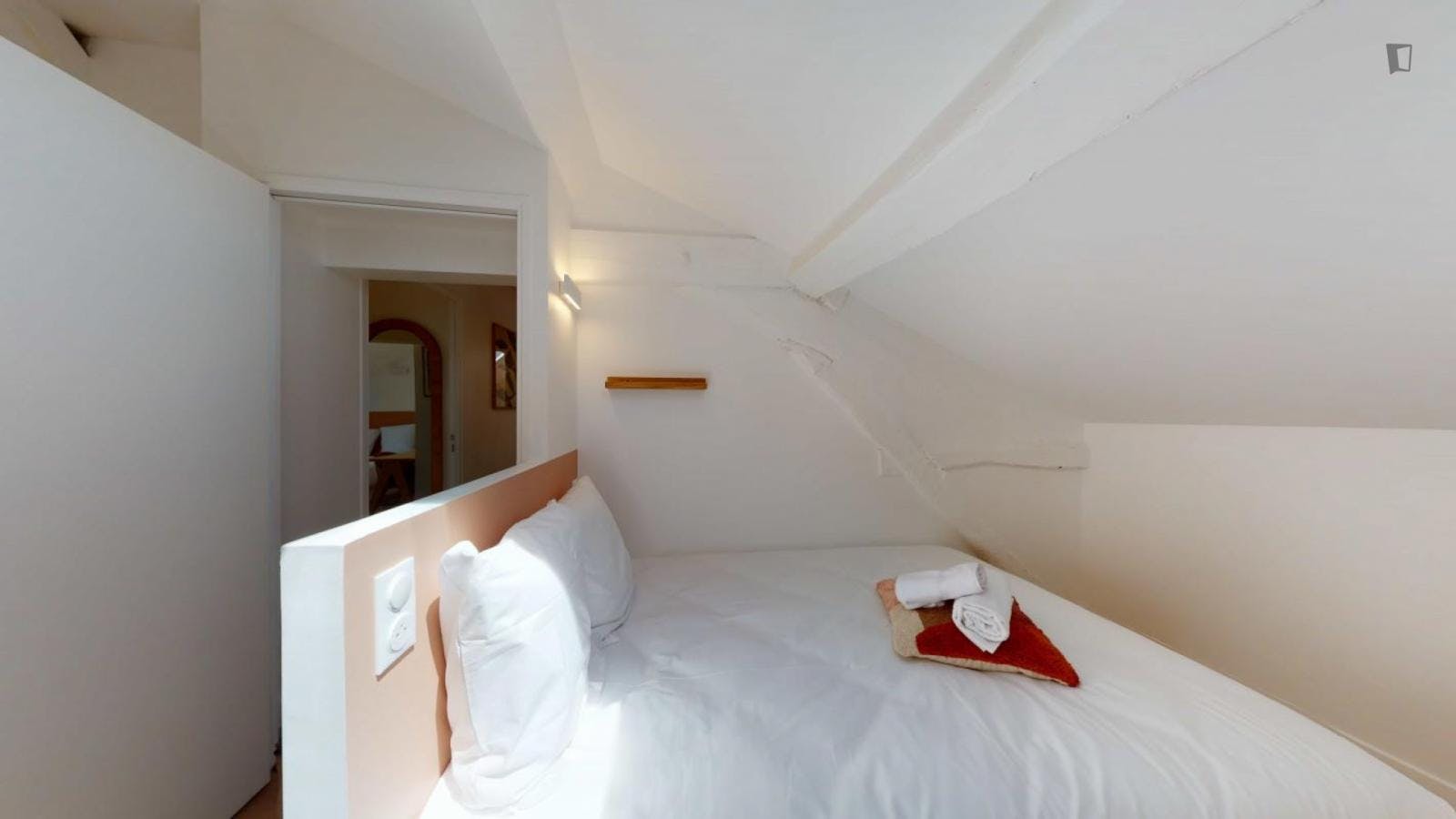 Cosy double ensuite bedroom in Montreuil