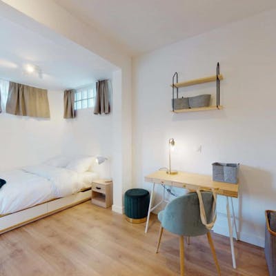 Appealing double ensuite bedroom in Colombes
