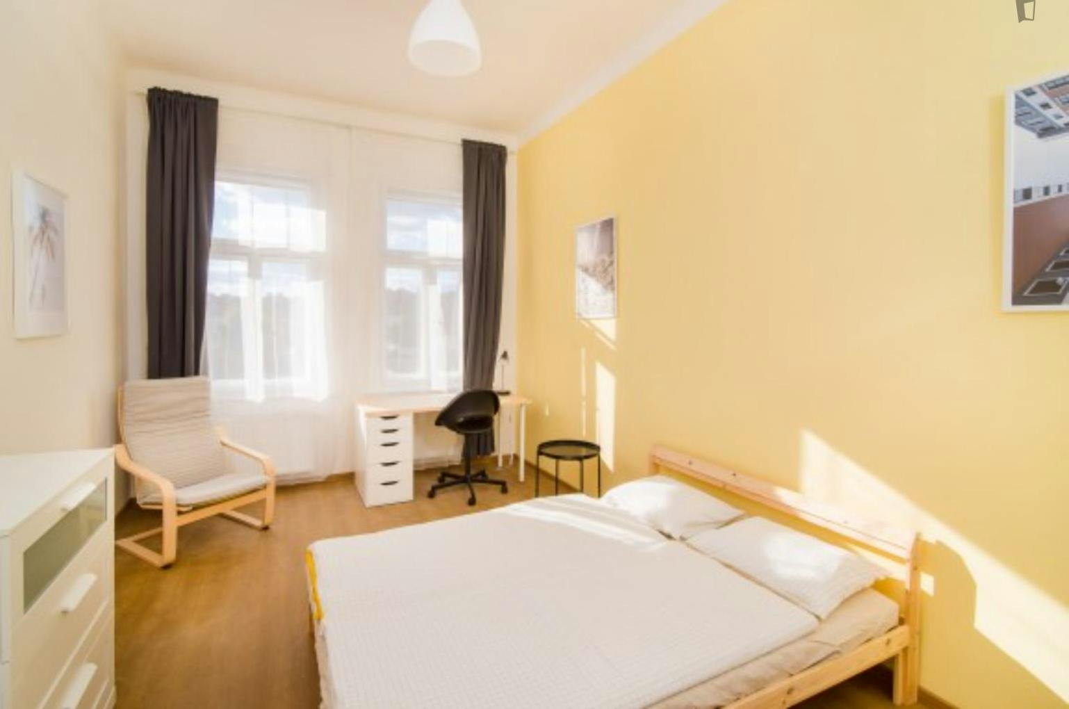 Comfy double bedroom in a 5-bedroom apartment close to Riegrovy sady