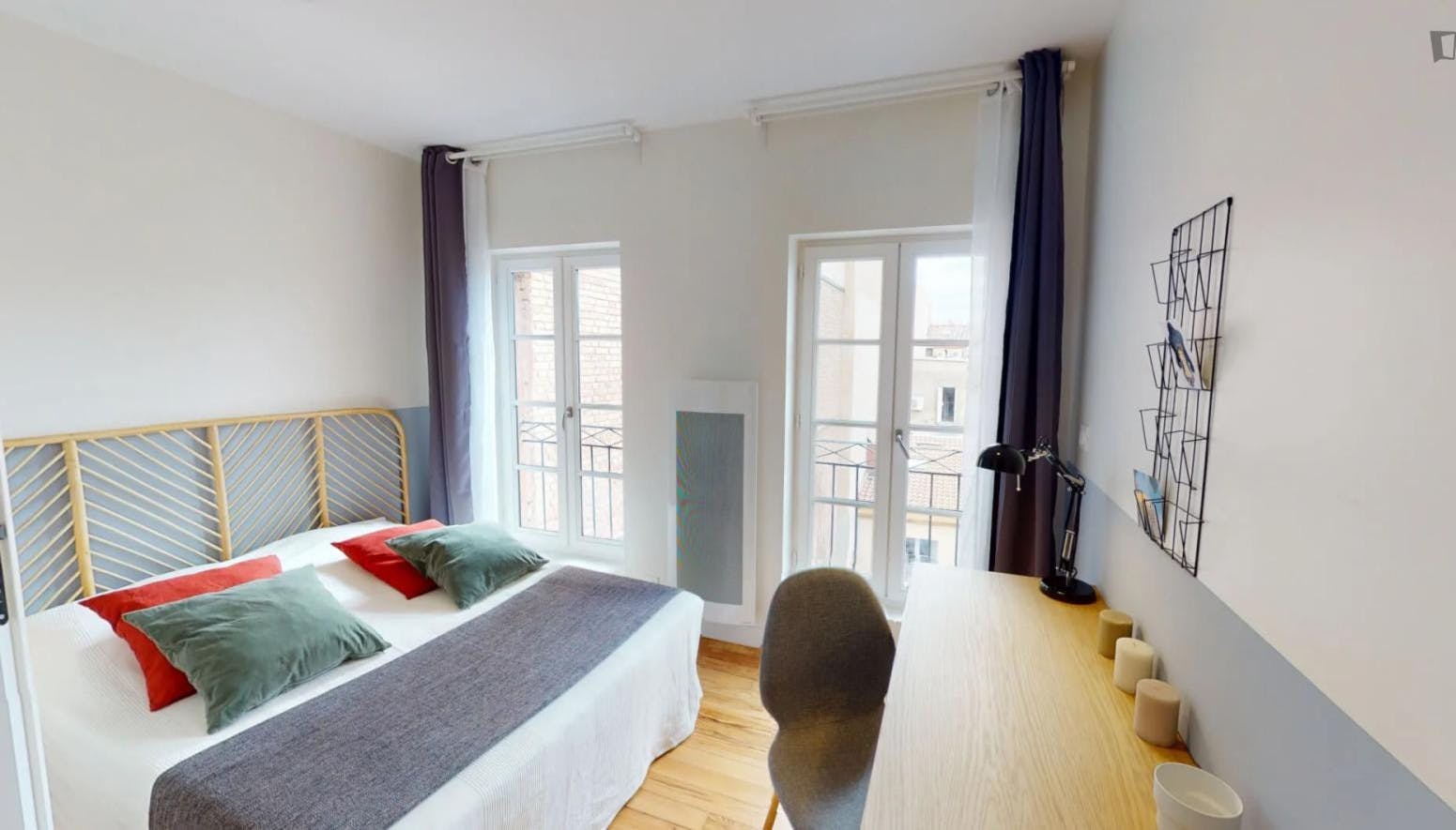 Comfy double ensuite in a 5-bedroom apartment not far form Jean-Jaurès metro station