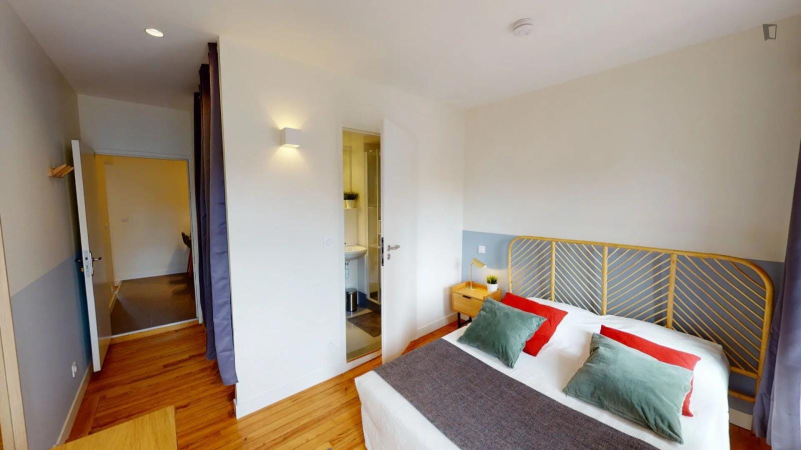 Comfy double ensuite in a 5-bedroom apartment not far form Jean-Jaurès metro station