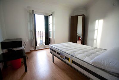 Double bedroom with balcony in central 9-room apartment  - Gallery -  1