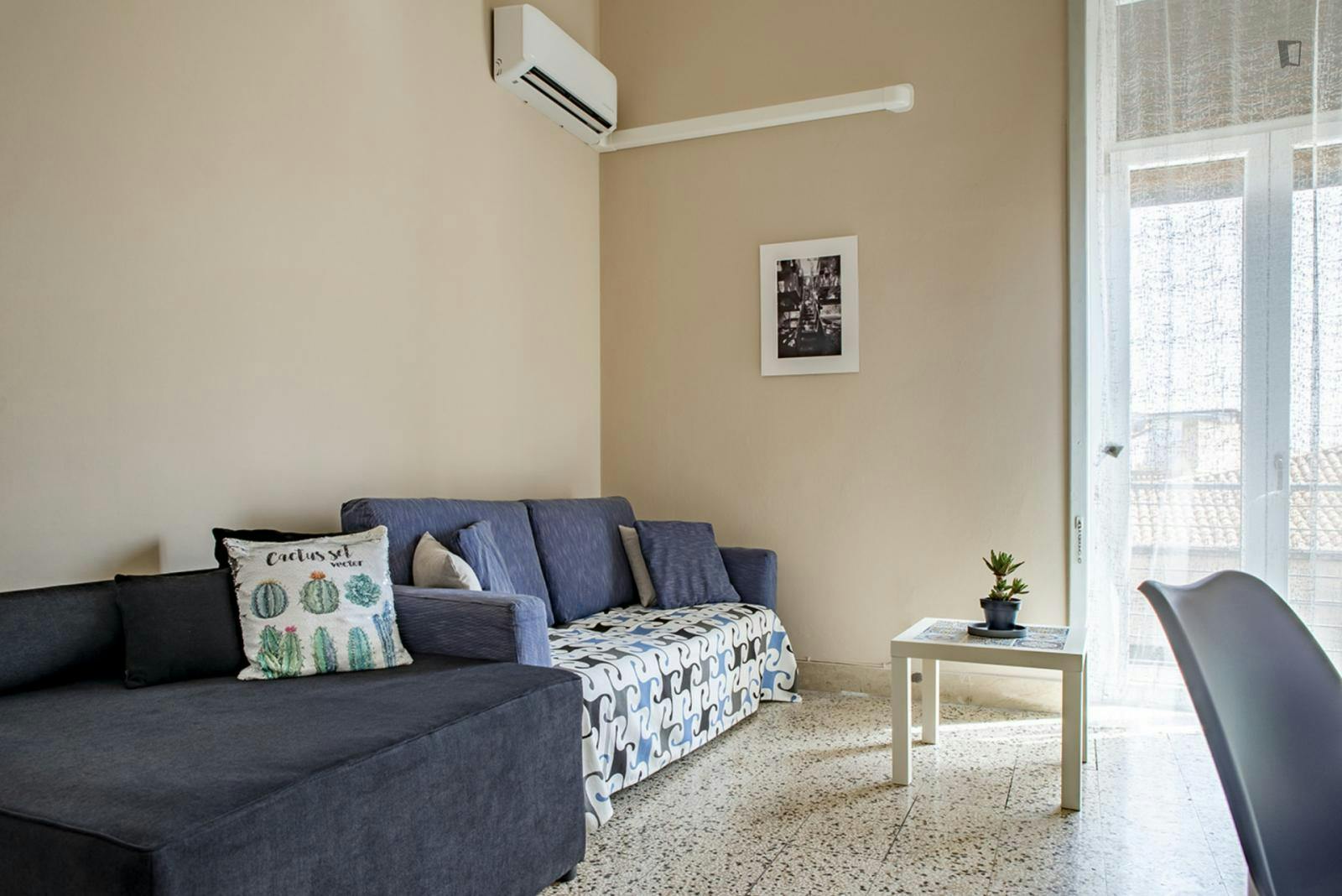 Homely 2-bedroom apartment with balcony at the gates of the island of Ortigia