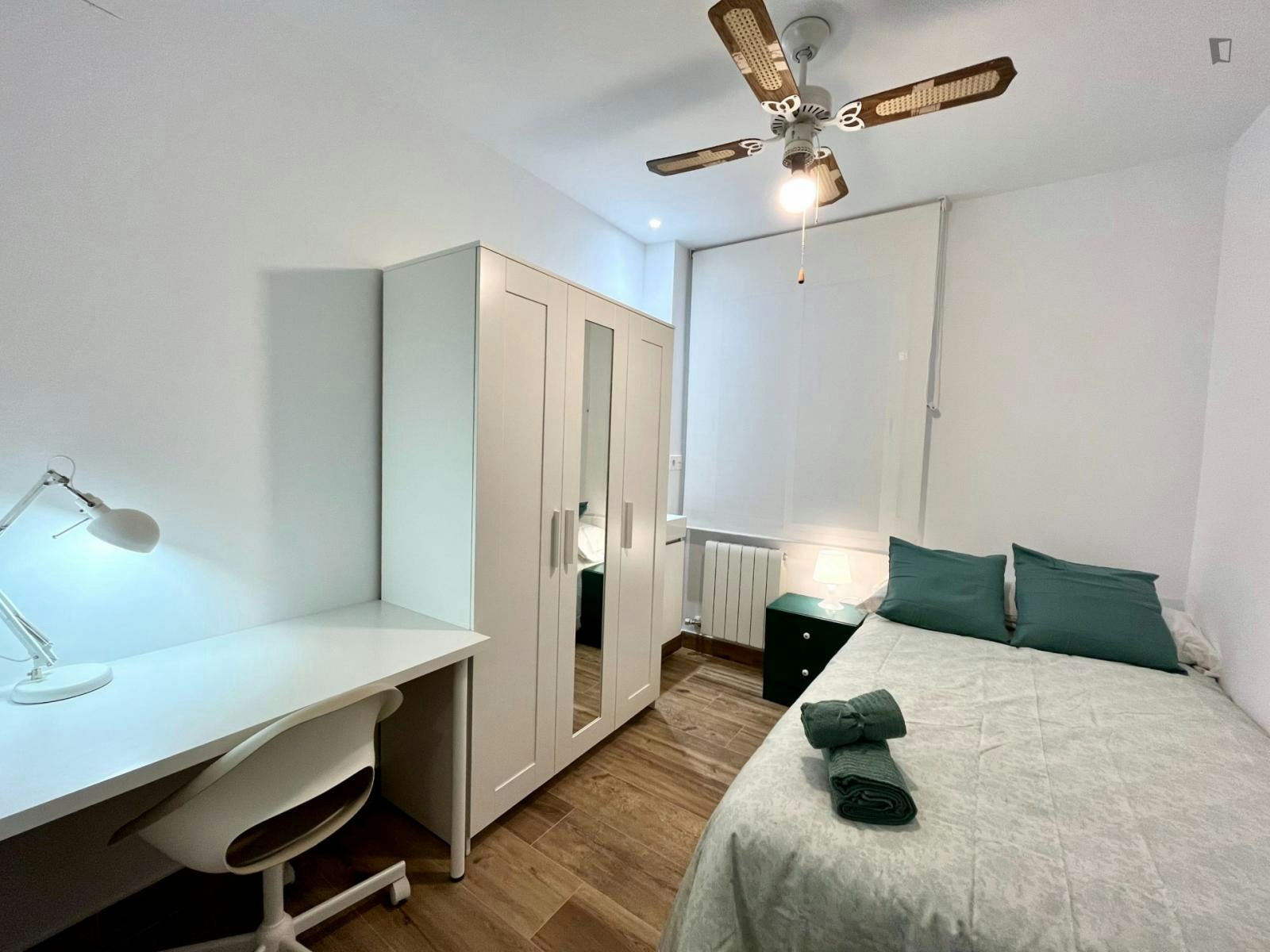 New room in a modern apartment in front of the University of Zaragoza