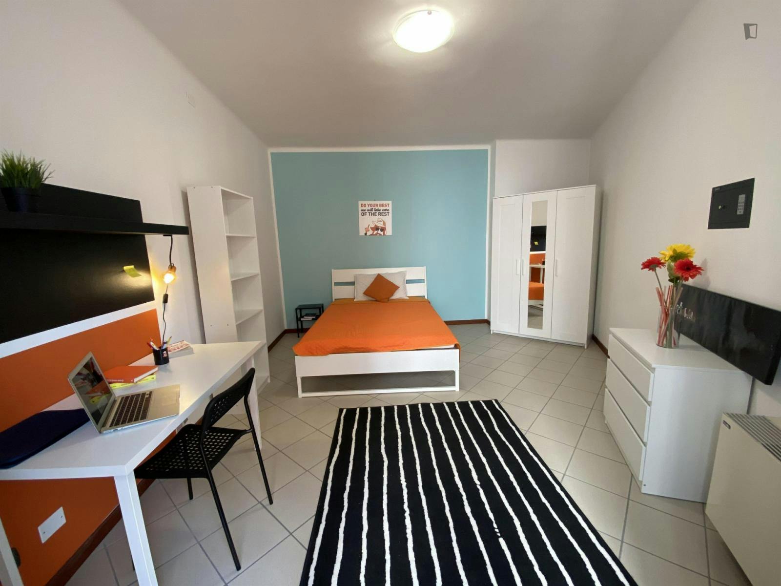 Welcoming double bedroom in a student flat, in the centre of Pescara