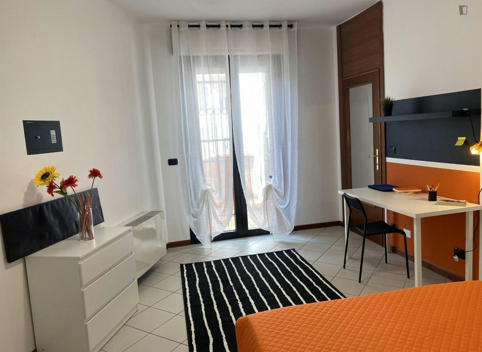 Snug double bedroom in the centre of Pescara