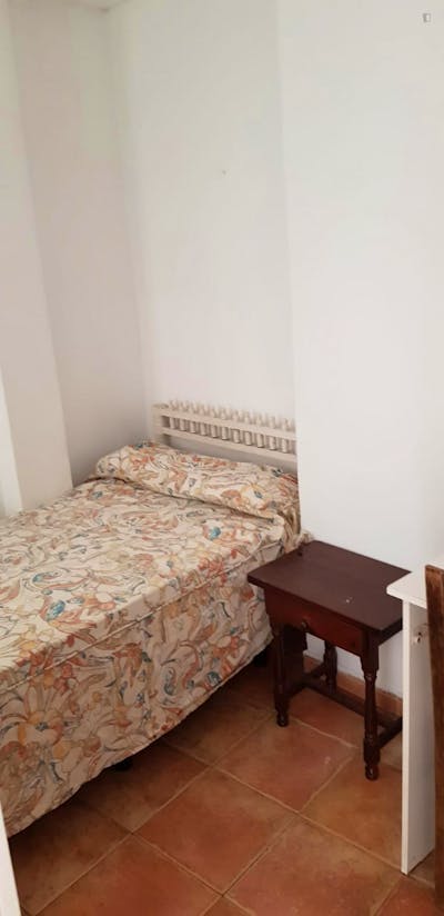 Homely single bedroom near Palacio de las Dueñas  - Gallery -  1