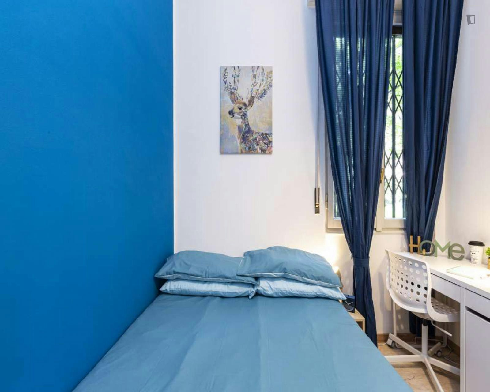 Lovely double bedroom in Lorenteggio