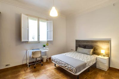 Spacious double bedroom in a student flat, in Ciutat Vella  - Gallery -  3