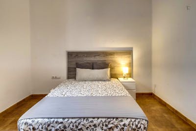 Spacious double bedroom in a student flat, in Ciutat Vella  - Gallery -  1